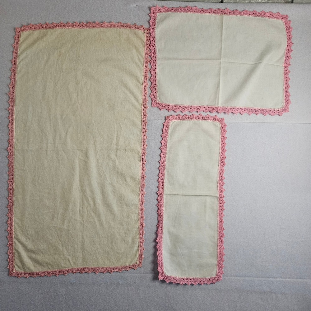 Vtg Handmade 3pc Vanity Set Cream Linen Pink Crochet Lace Trim Dresser Scarves